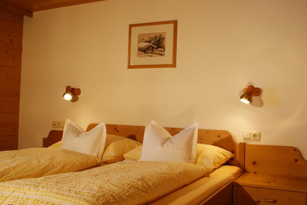Haus Gstueat Apartment Лех ам Алберг Стая снимка
